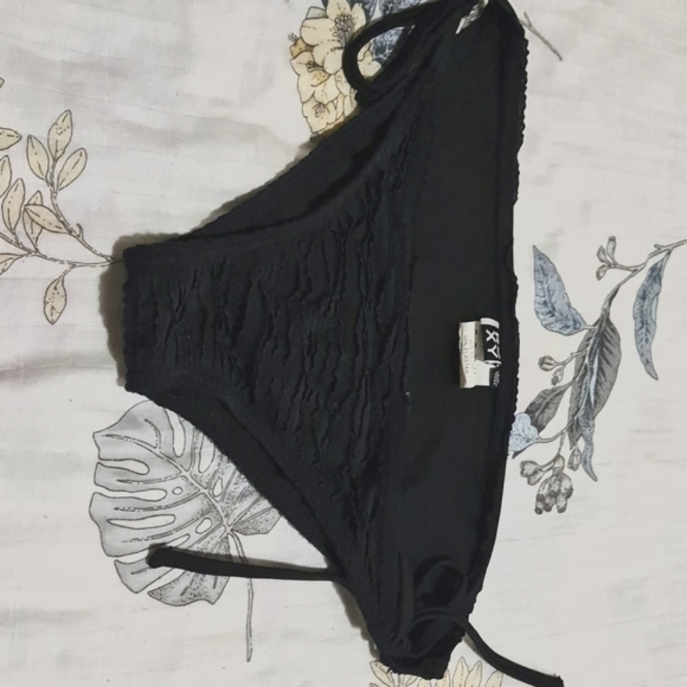 Beautiful Roxy brand swimmers set in black size 10 - Picture 4 of 4